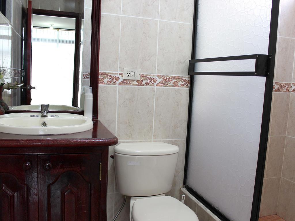 Planet House Hotel Puerto Ayora  Habitación foto